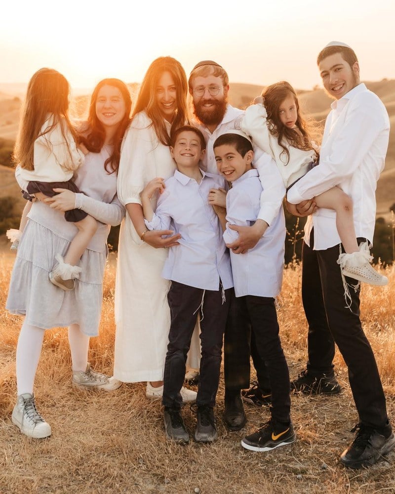 Rabbi Shmuli and Mushky Raitman with their family